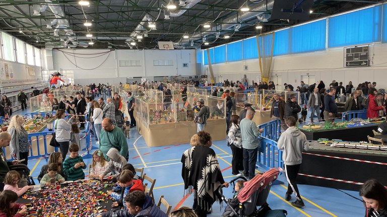 El pavelló esportiu municipal és l'escenari de la fira.