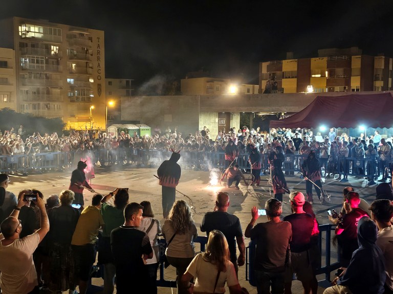 Actuació del Ball de Diables de l'Hospitalet de l'Infant