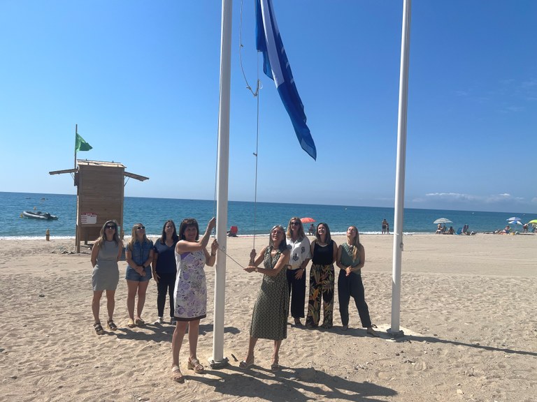 El moment que l'alcaldessa i la regidora de Turisme han hissat la bandera