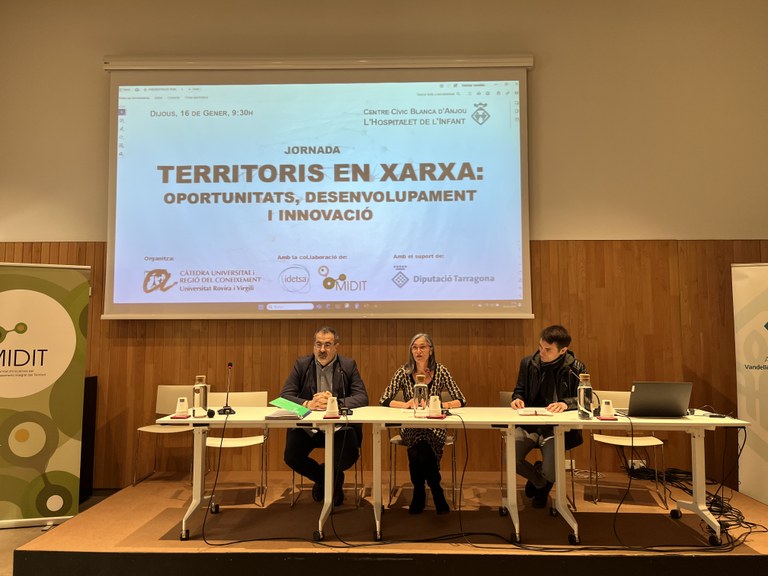 El vicerector de la URV Juan Antonio Duro, l'alcaldessa Assumpció Castellví i el director de la Càtedra Jordi Duch