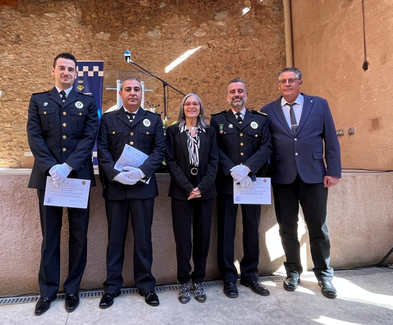 Agents que han estat reconeguts pels seus 15 i 25 anys de servei.