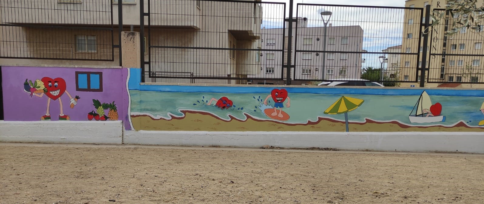 Un fragment del mural pintat a l'Escola Mestral