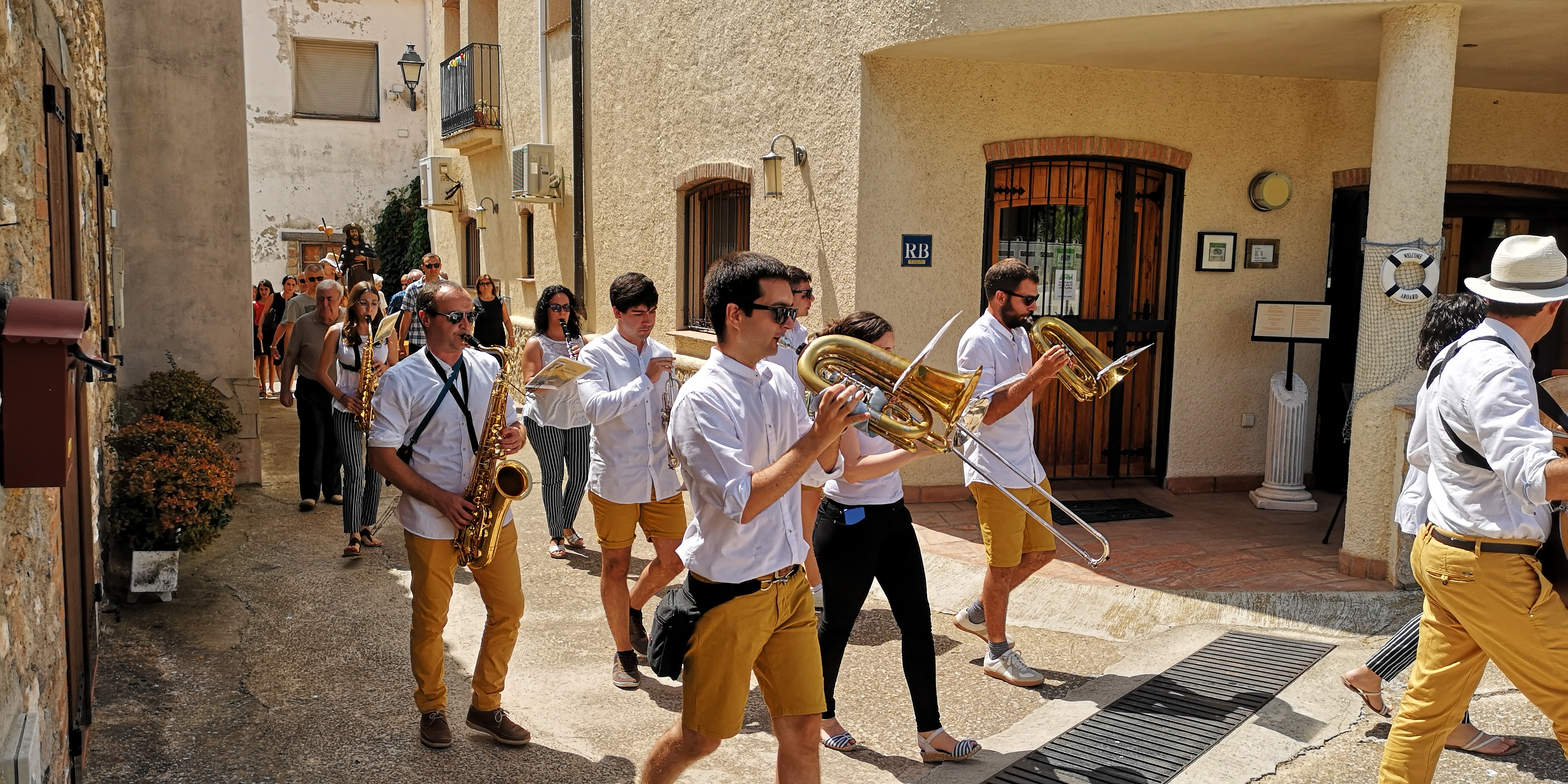 Imatge d'arxiu de la cercavila amb La Cobla Principal de Tarragona a Masriudoms