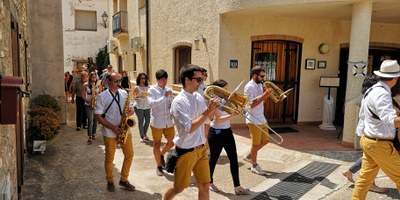 Imatge d'arxiu de la cercavila amb La Cobla Principal de Tarragona a Masriudoms