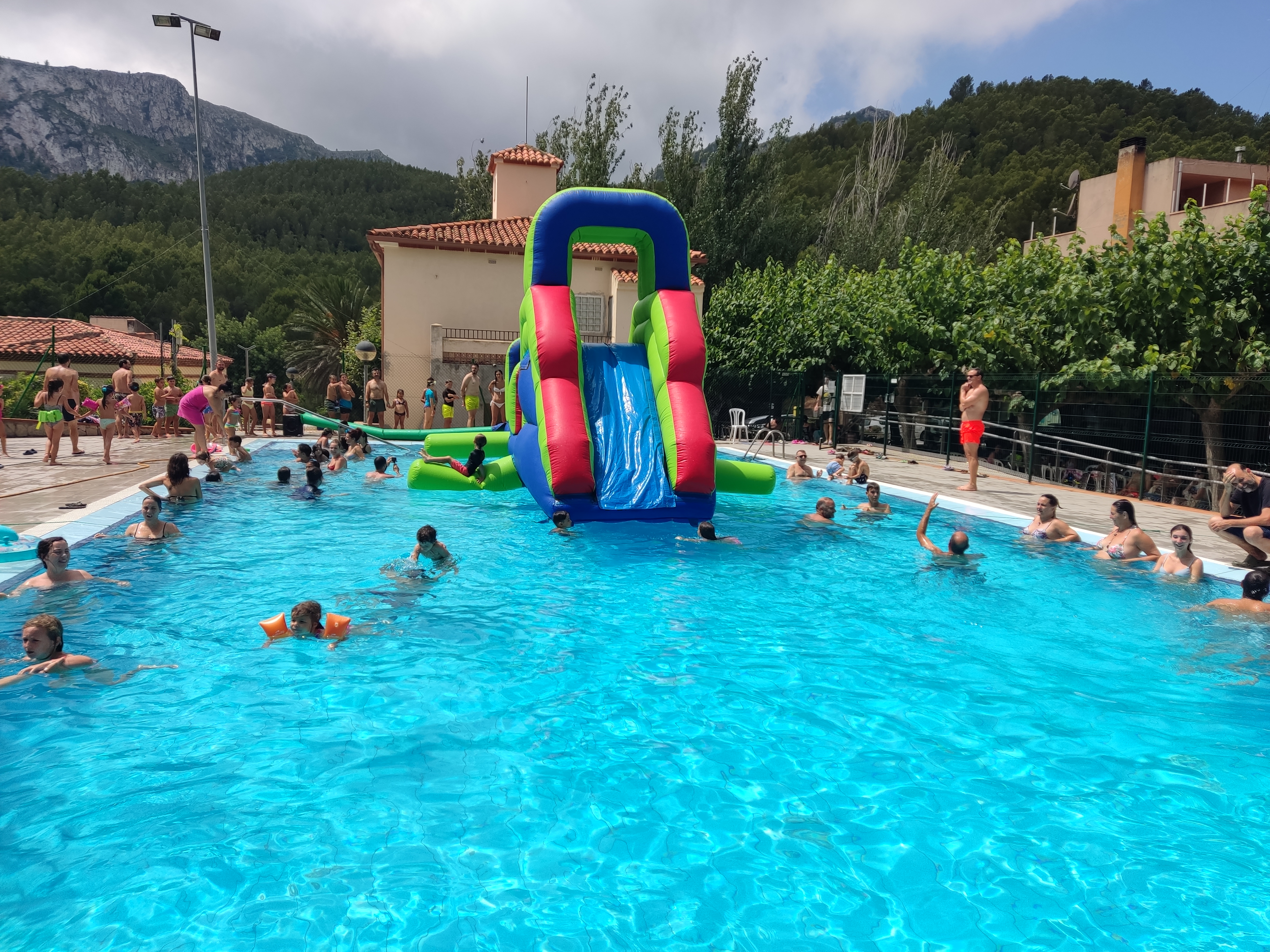 Imatge d'arxiu dels inflables a la piscina municipal de Masriudoms