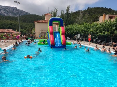 Imatge d'arxiu dels inflables a la piscina municipal de Masriudoms