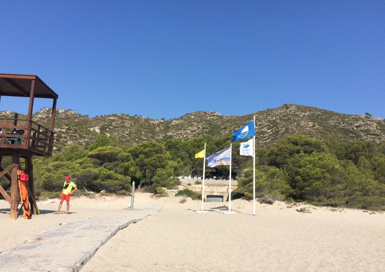 Imatge de la Platja del Torn, en què es veu la bandera Ecoplayas (la del mig)