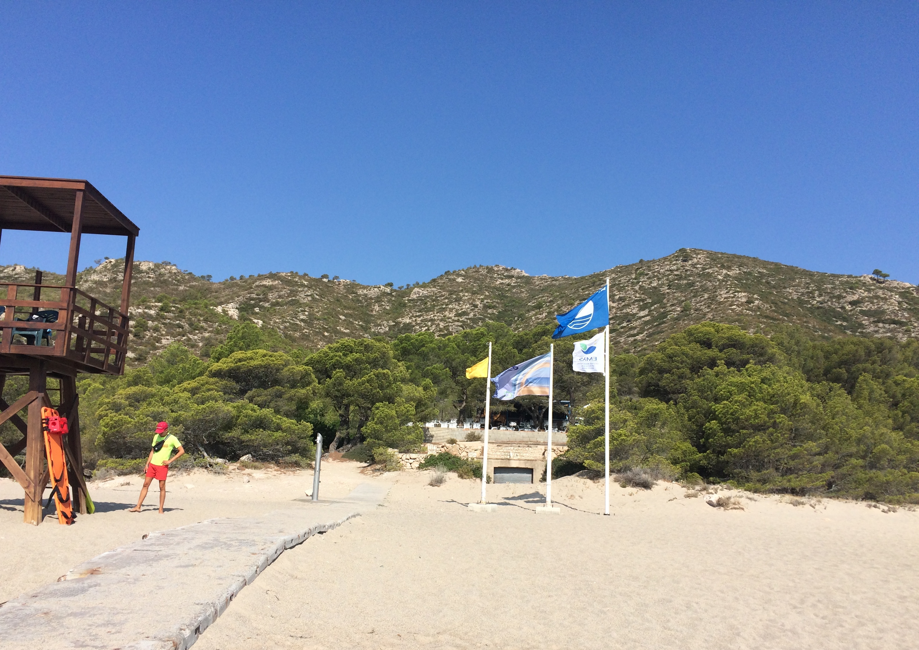 Imatge de la Platja del Torn, en què es veu la bandera Ecoplayas (la del mig)