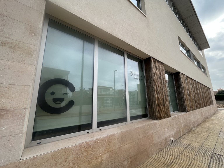 Imatge de l'exterior de l'oficina on està ubicada ara la Regidoria de Comer