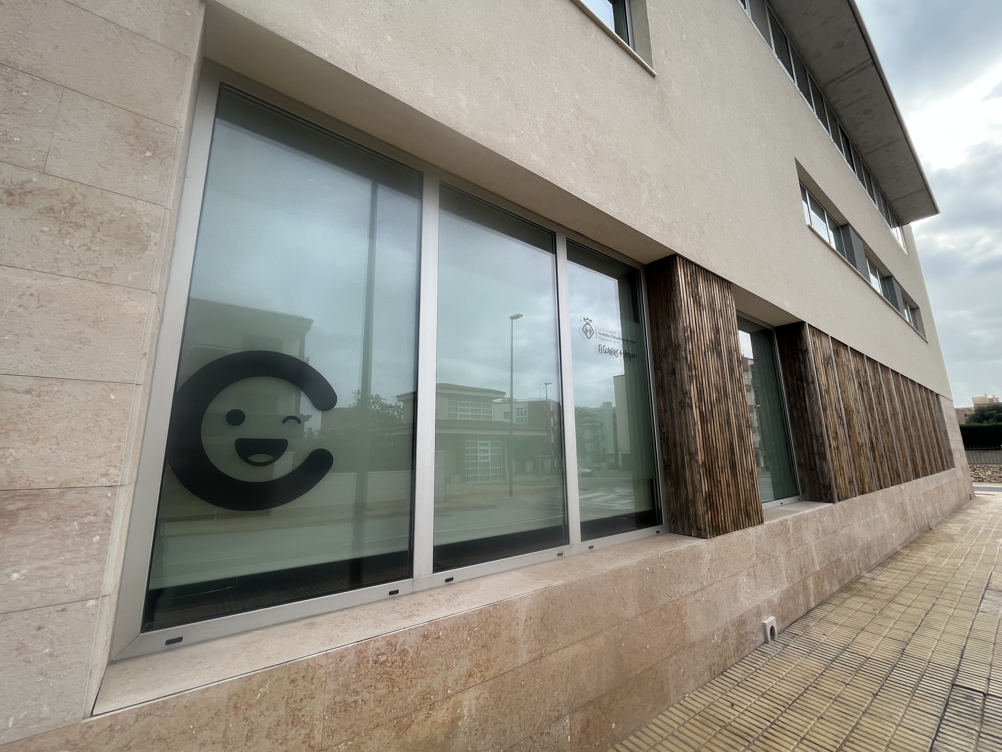 Imatge de l'exterior de l'oficina on està ubicada ara la Regidoria de Comer