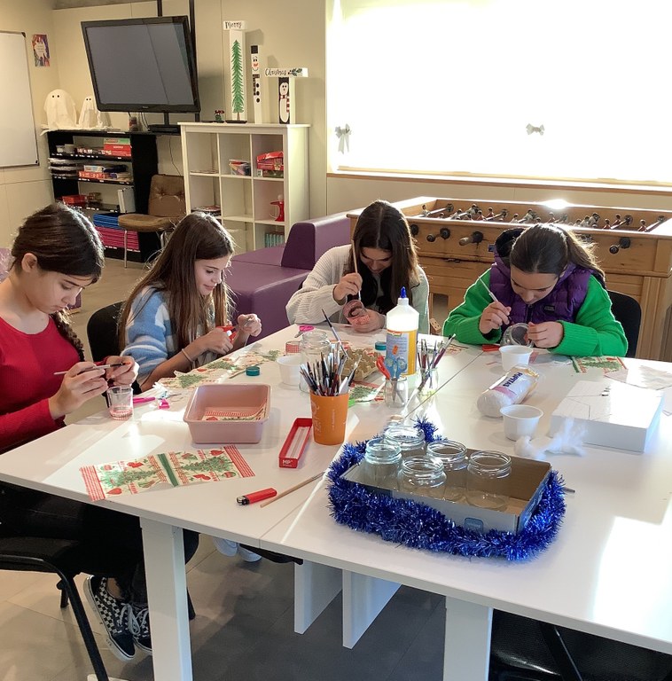Imatge d'arxiu d'un taller de manualitats a l'Espai Jove