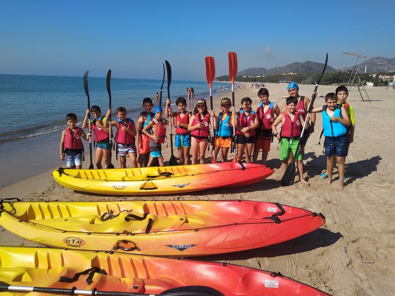 Imatge d'arxiu dels nens i nenes fent caiac a la platja