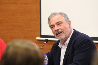 El periodista Lluís Amiguet durant la conferència que va oferir