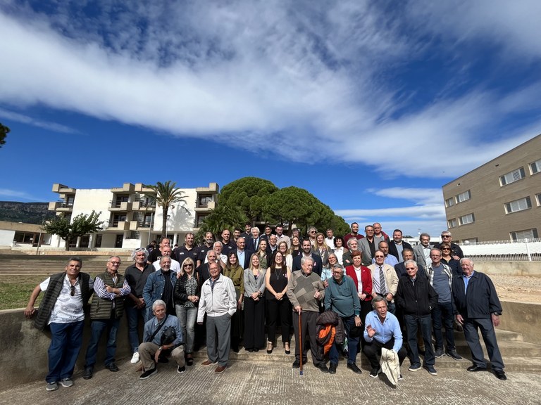 Imatge de grup dels representants municipals, amb algunes de les persones que van actuar el 19 d'octubre de 1989 i representants d'ASTECSN, bombers, personal de seguretat i altres assistents a l'acte