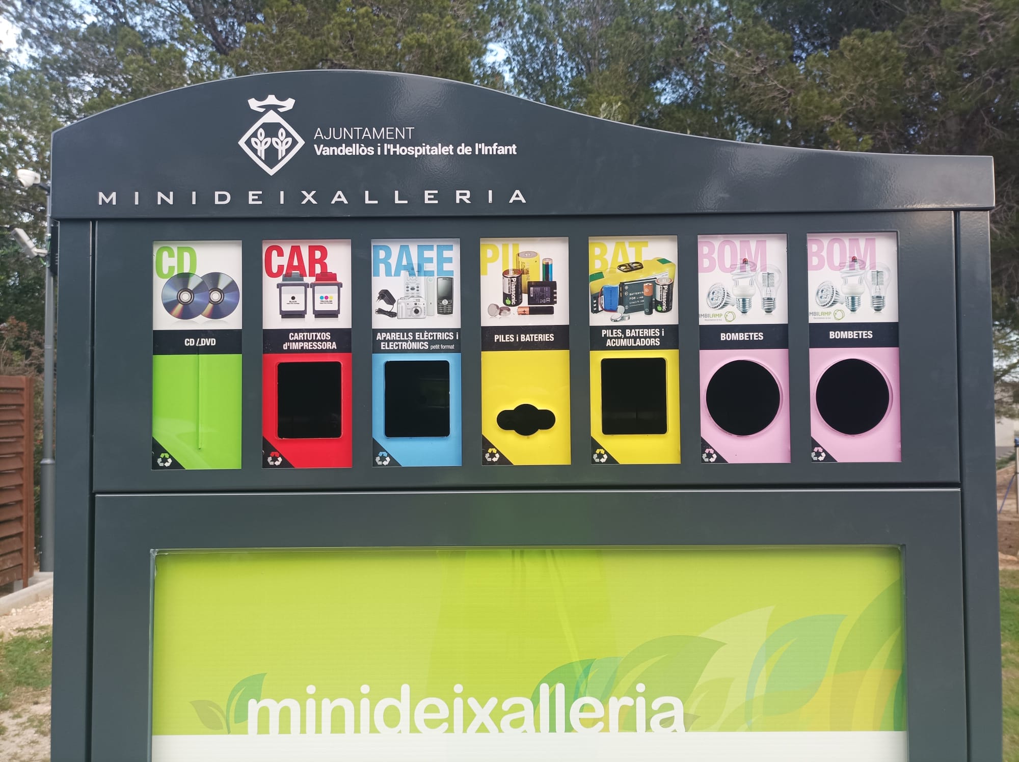 Imatge de detall dels dipòsits que contenen les deixalleries