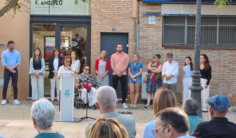 Dolors Andreu, filla de l'homenatjat, parlant en l'acte d'inauguració.