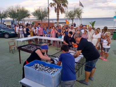 Imatge d'arxiu de la sardinada popular de la Festa Major de l'Almadrava