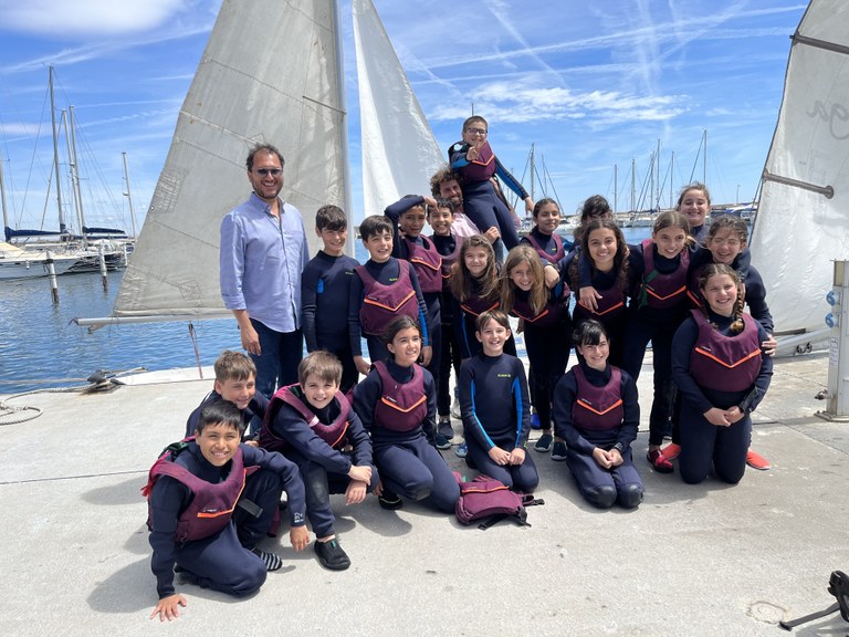 Un grup d'alumnes de l'Escola Mestral en finalitzar una de les sessions de vela