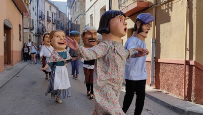 Imatge del seguici popular amb els Capgrossos de Vandellòs