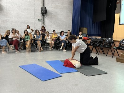 La infermera Susana García explicant la maniobra de reanimació cardiopulmonar