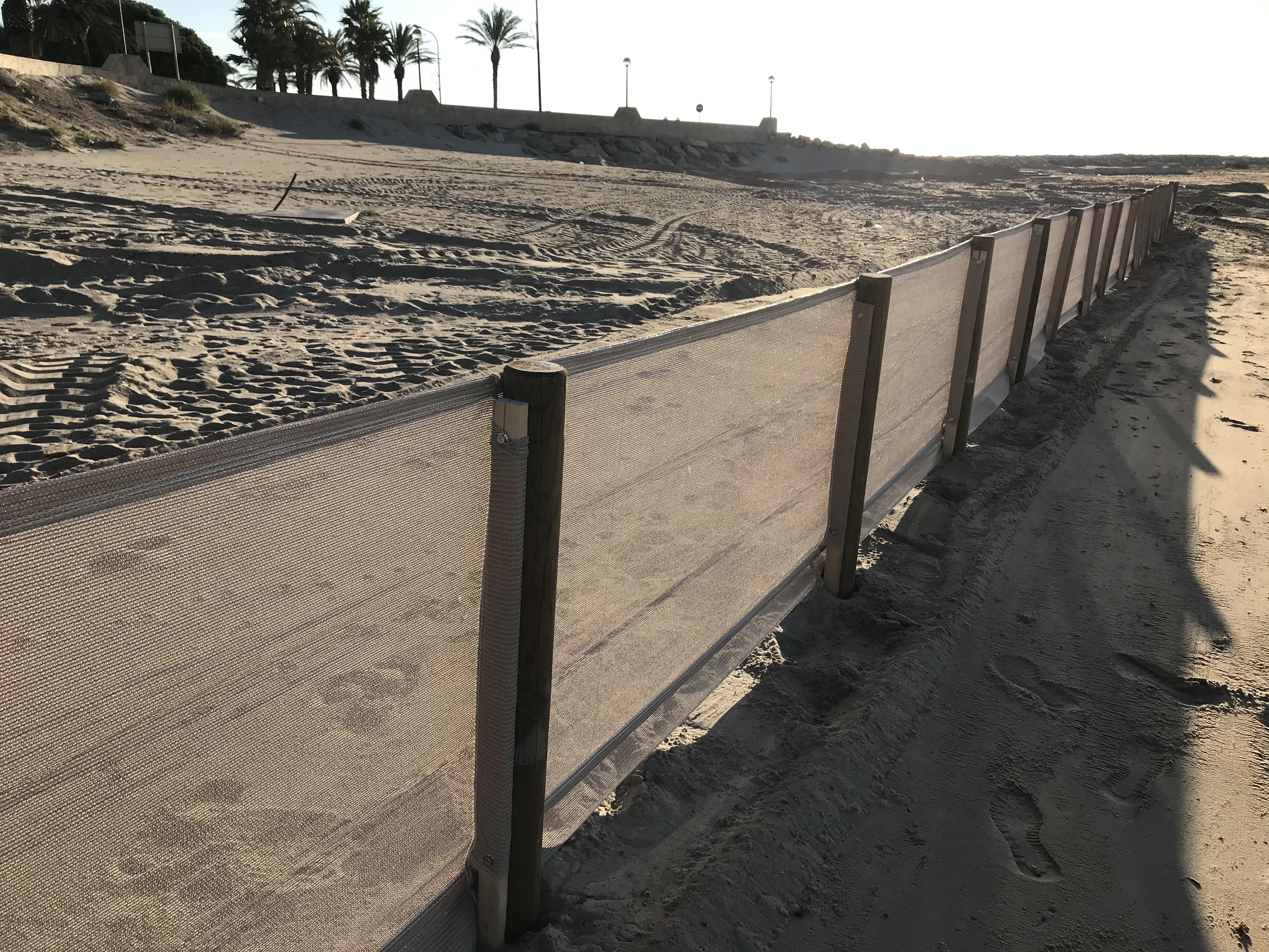 Vandellòs i l’Hospitalet de l’Infant ha instal·lat malles de contenció de sorra a la Platja de l’Arenal