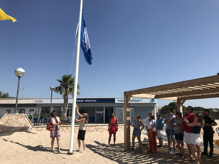 El moment de la hissada de la Bandera Blava a la Platja de l'Arenal, a càrrec de l'alcaldessa i de la regidora de Turisme