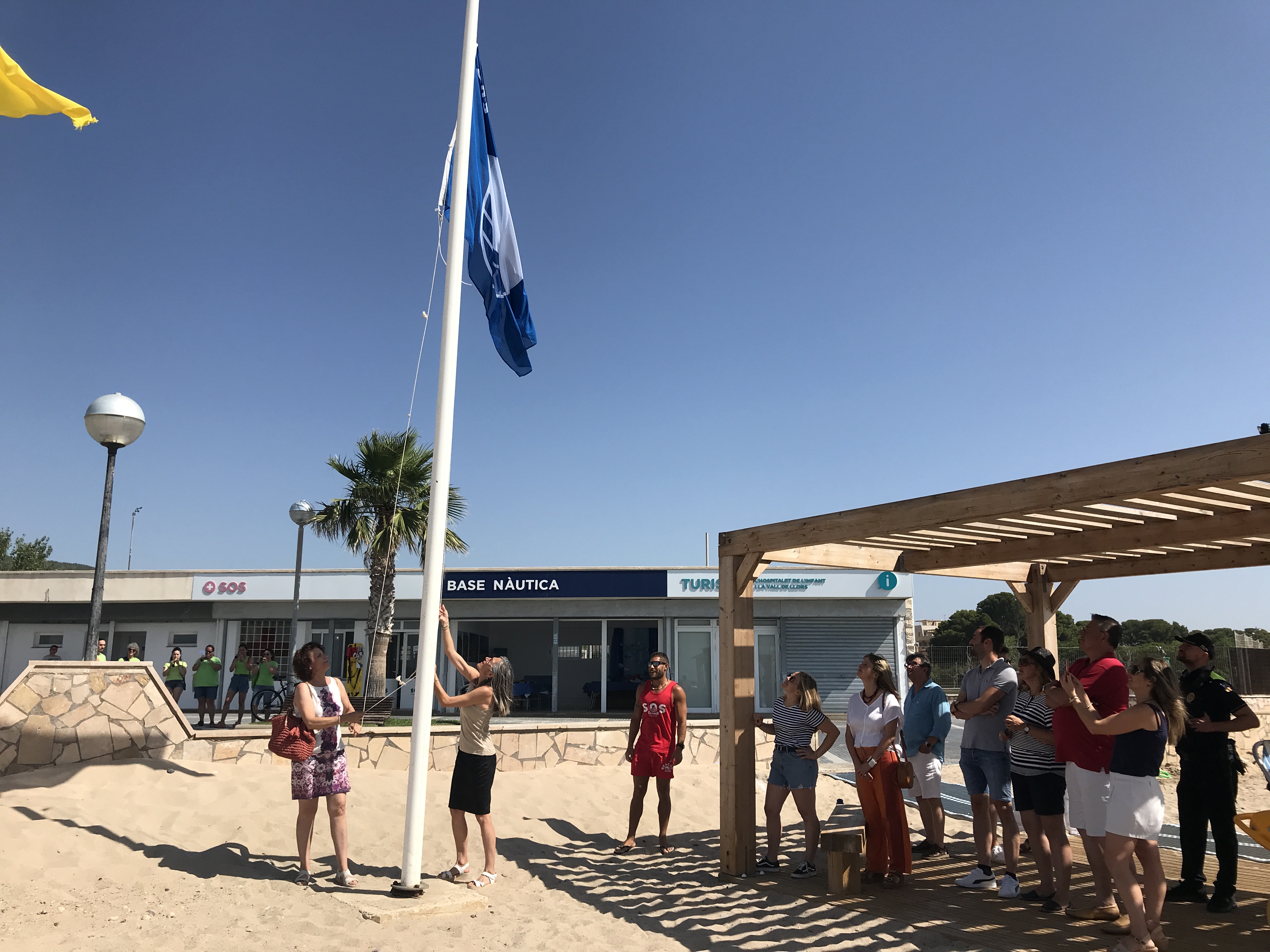 El moment de la hissada de la Bandera Blava a la Platja de l'Arenal, a càrrec de l'alcaldessa i de la regidora de Turisme