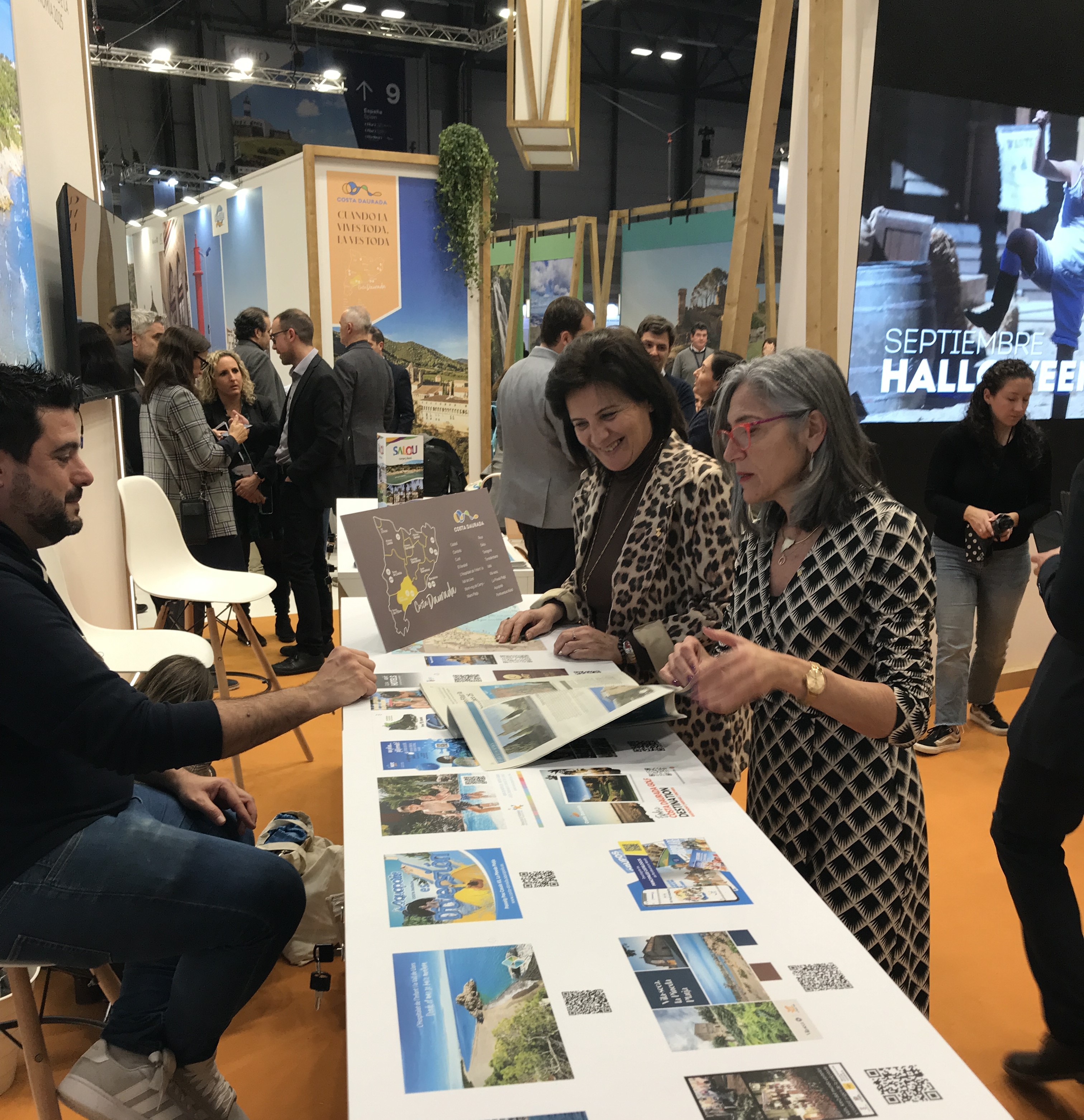L'alcaldessa i la regidora de Turisme, a l'estand de la Costa Daurada on es promociona Vandellòs i l'Hospitalet de l'Infant