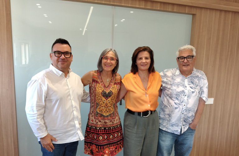 L'alcaldessa, Assumpció Castellví; i la regidora de Turisme, M. Elidia López, amb els representants de l'Estació Nàutica