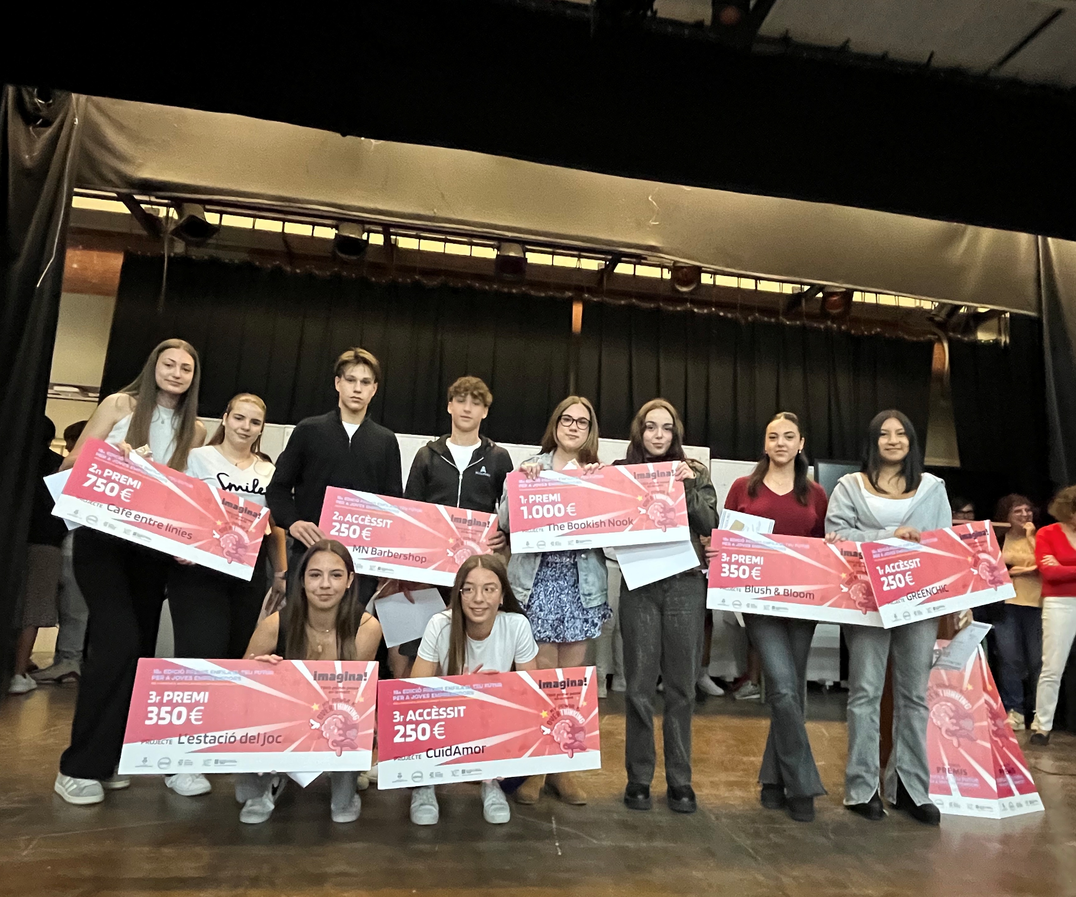 Imatge de grup de tots els alumnes guardonats en la 18a edició