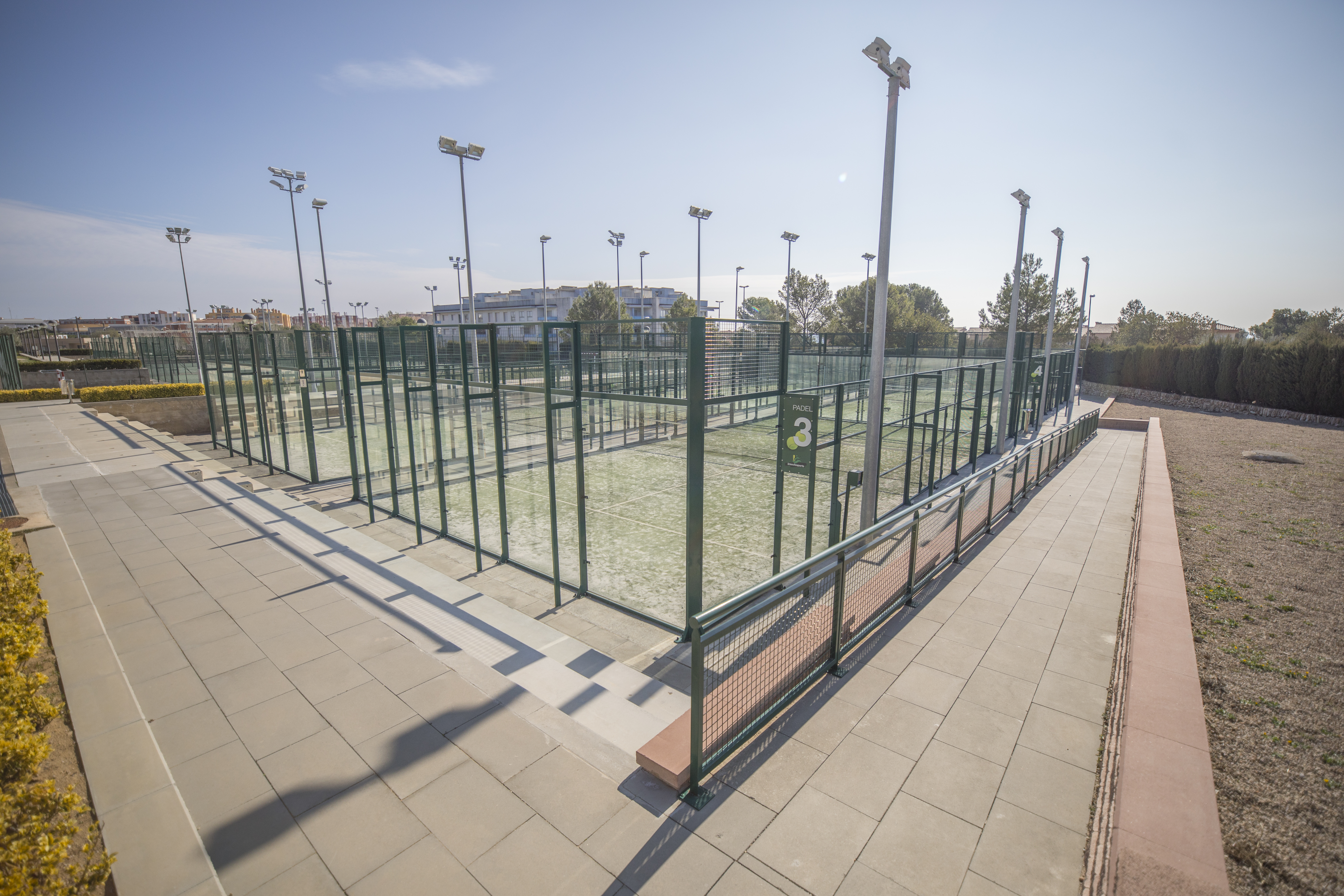 Pistes de pàdel, tennis, futbol gespa i frontó