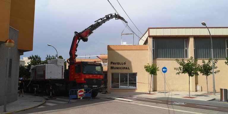 Una grua descarregant els aparells de climatització