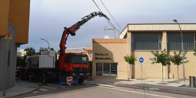 Una grua descarregant els aparells de climatització