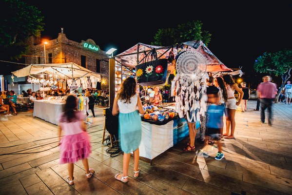 Foto nocturna del Mercat d'artesania de l'Hospitalet de l'Infant