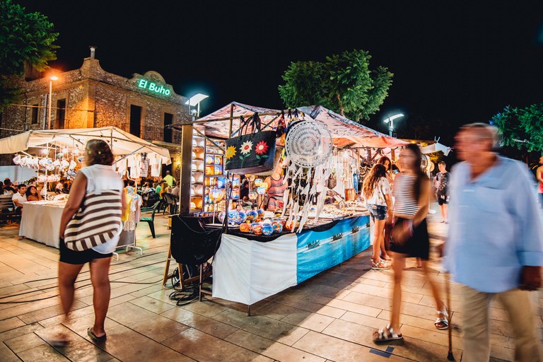 El Mercat d'artesania de l'Hospitalet de l'Infant se celebra a la Plaça de la Marina
