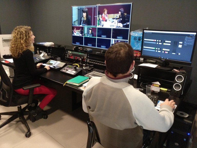 Fotografia de l'equip de la TVV a la sala d'edició