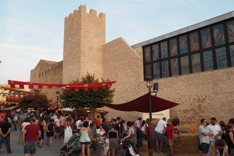 L'Hospital Coll de Balaguer com a fons de l'escenari del Mercat